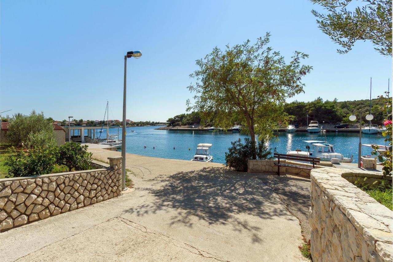Apartments By The Sea Simuni, Pag - 4083 Колан Екстериор снимка